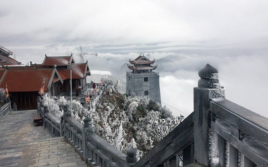 Băng tuyết xuất hiện trên đỉnh Fansipan đầu tháng 4 là hiện tượng hiếm gặp