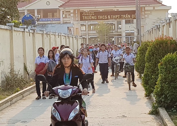 42 học sinh bị hiệu trưởng phạt đứng ngoài hành lang hơn 2 giờ