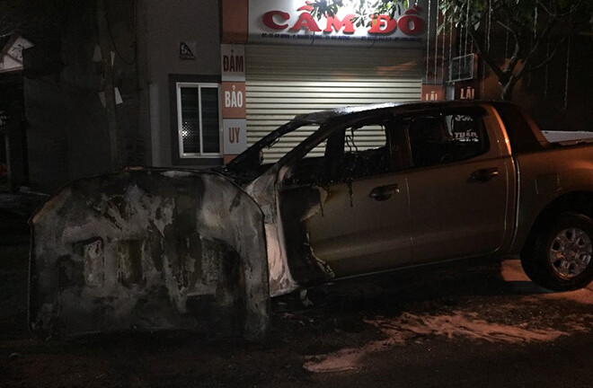 Sau tiếng nổ lớn, ô tô bán tải bị thiêu rụi