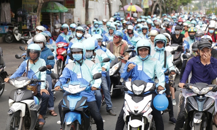 Hàng trăm tài xế mặc đồng phục chia tay trước giờ Uber 'khai tử'