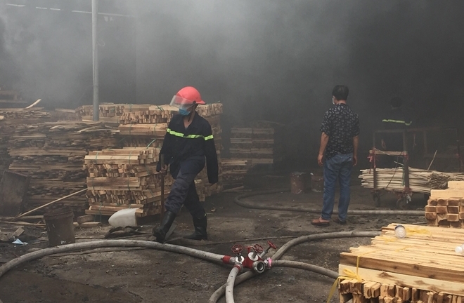 Cháy gần 1.000 m2 xưởng gỗ ở Đồng Nai
