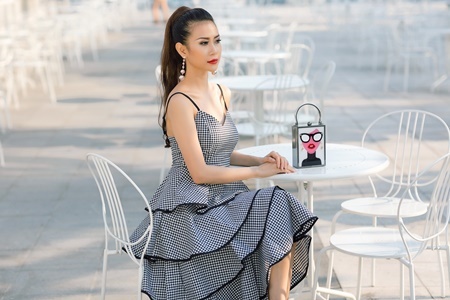 Á hậu Liên Phương hóa quý cô sành điệu đón ngày mới