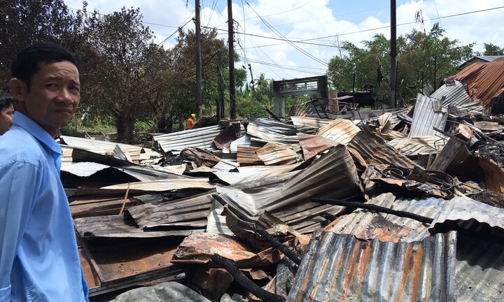 Bộ trưởng Bộ GD&ĐT hỗ trợ gia đình giáo viên và học sinh có nhà bị cháy tại Cà Mau