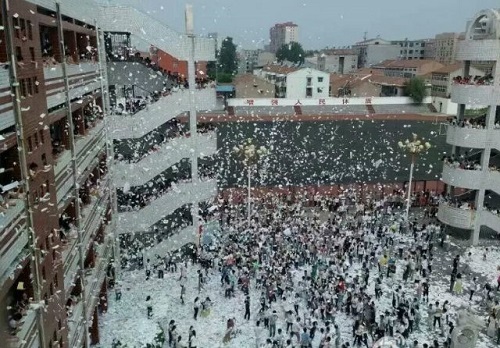 Học sinh Trung Quốc xé sách vở phủ trắng sân trường vào ngày học cuối cùng