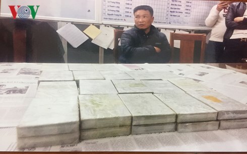 Cảnh sát phá cửa kính ôtô, khống chế nhóm buôn 79 bánh heroin