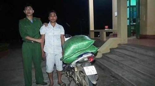 Bắt quả tang đối tượng chở thuốc nổ đem bán