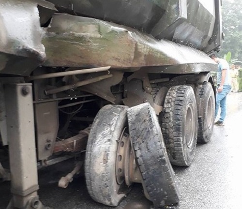 Xe tải va chạm với xe ben, tài xế tử vong trong cabin