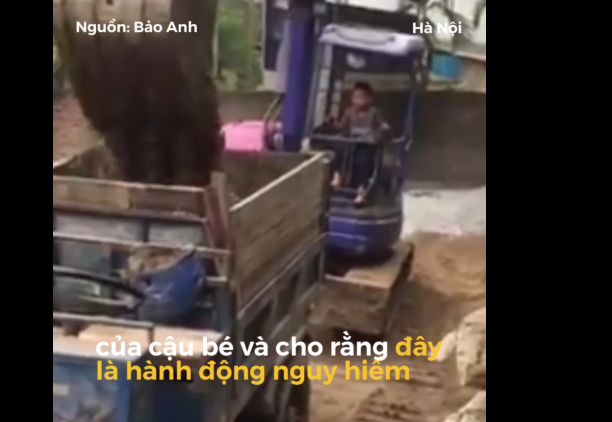 Bé trai 10 tuổi tự lái máy xúc khiến dân mạng 'đứng tim'