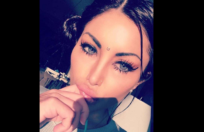 Phẫu thuật thay đổi màu mắt, nữ người mẫu mất 80% thị lực