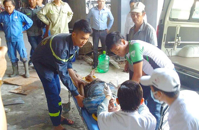 Sập giàn giáo khiến nhiều công nhân mắc kẹt, 2 người bị thương nặng