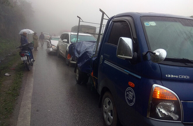 Hòa Bình: Sương mù dày đặc, hàng chục ô tô tông nhau liên hoàn