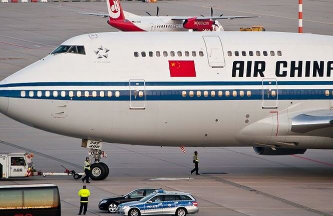 Máy bay chuyển hướng do thành viên phi hành đoàn bị bắt làm con tin