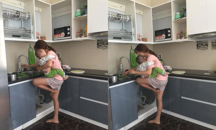 Lộ diện cuộc sống mẹ bỉm sữa gác chân giữ con để nấu ăn “bá đạo