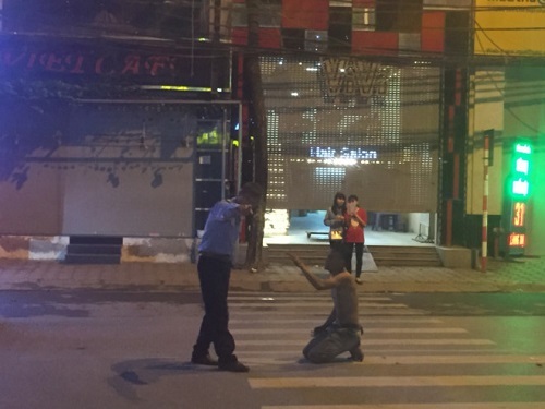 Thanh niên ngáo đá chặn xe, la hét, nói chuyện với...biển báo giao thông