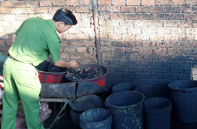 Uống cà phê trộn lõi pin gây hại thế nào?