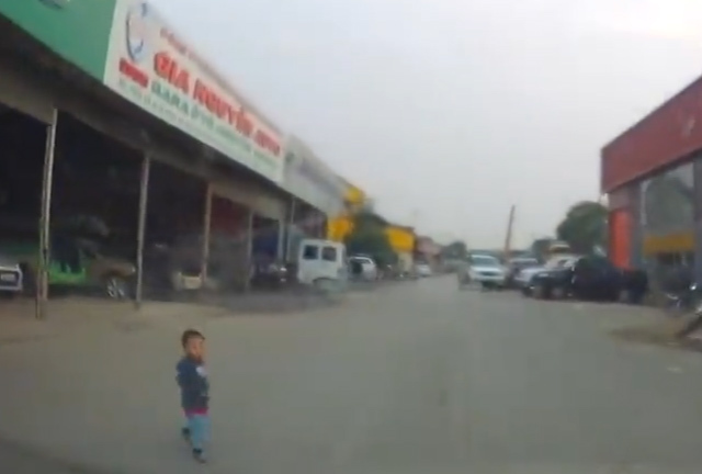 Video: Thót tim bé trai 2 tuổi lao ra đầu xe ô tô đang phóng tốc độ cao