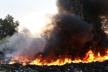 Nha Trang: Cháy lớn bãi phế liệu gần trường học