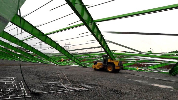 Bình Dương: 4 người thương vong vì sập nhà xưởng trong mưa dông