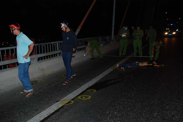 Đôi nam nữ chết thảm trên cầu Rạch Miễu