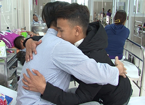 Học sinh đâm thầy giáo đã đến bệnh viên xin lỗi sau nhiều ngày bỏ trốn