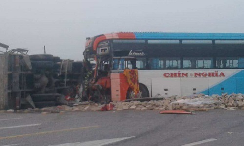 Xe khách va chạm với xe tải bẹp rúm, hàng chục người may mắn thoát chết