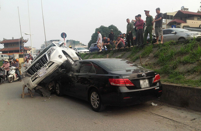 Clip: Hiện trường vụ Land Cruiser mất lái đè nát đầu xe Camry đang đỗ bên đường