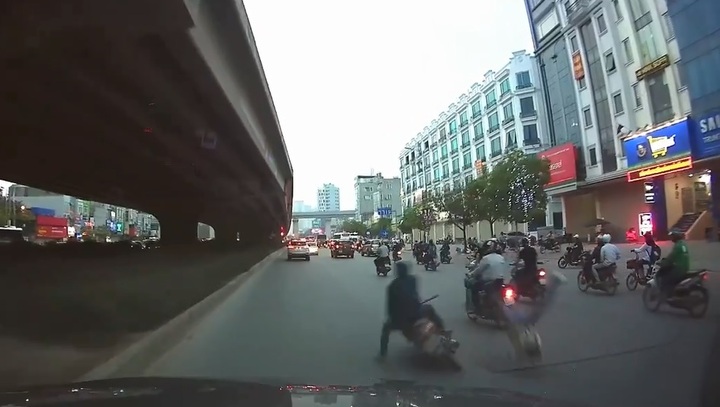 Video: Bất cẩn khi sang đường, nam thanh niên bị xe máy hất văng