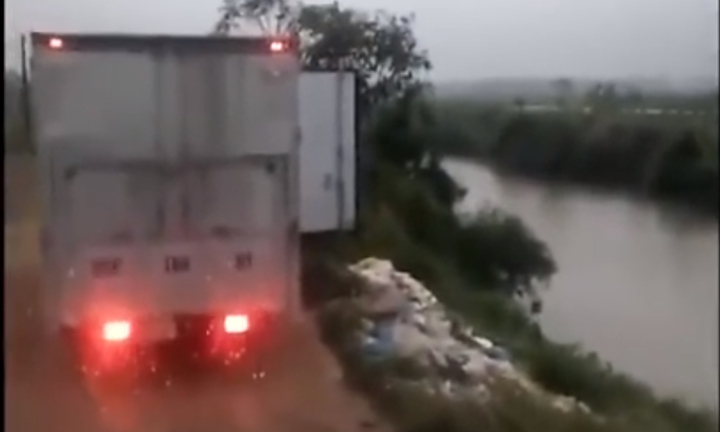 Video: Bắt quả tang xe tải xả rác thẳng xuống sông Hồng