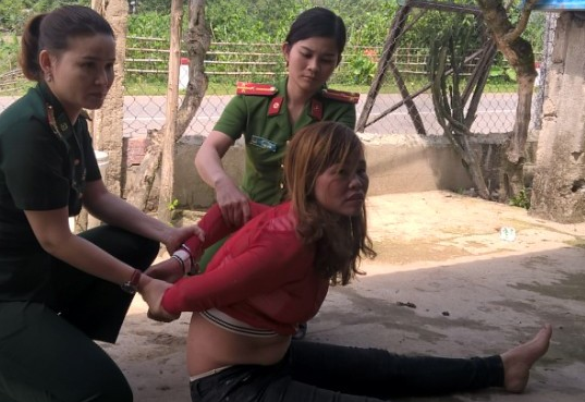 Nổ súng vây bắt người phụ nữ xây 