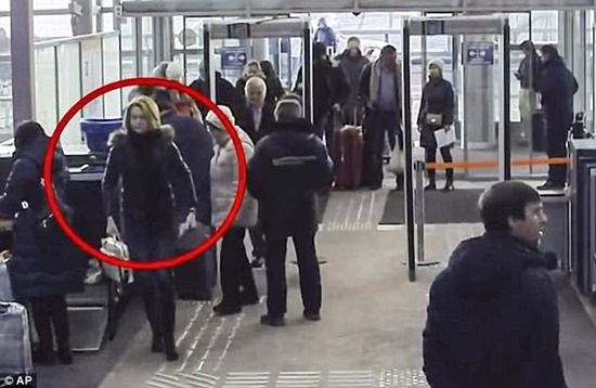 Công bố hình ảnh con gái cựu điệp viên chuẩn bị rời Nga để tới Anh