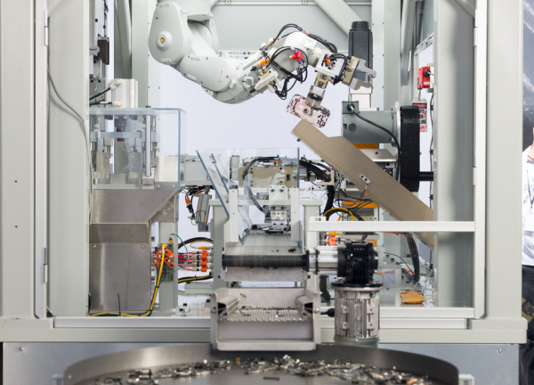 Cận cảnh robot chuyên phá hủy iPhone của Apple