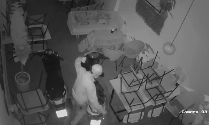 Clip: Táo tợn đột nhập quán cà phê trong đêm, trộm 2 xe tay ga