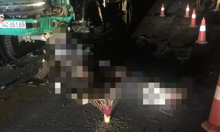 Xe máy va chạm ô tô trong đêm, 4 thanh niên tử vong