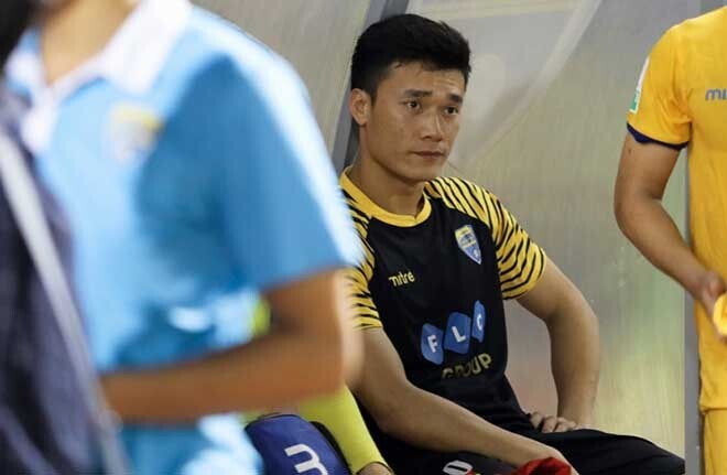 Thủ môn Bùi Tiến Dũng liên tiếp phải ngồi ghế dự bị ở Thanh Hóa