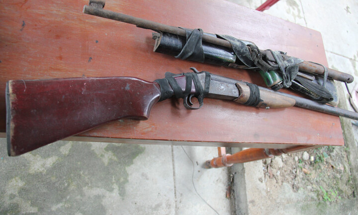 Vấp ngã khi cầm súng tự chế, một nạn nhân tử vong