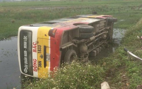 Xe buýt lật nhào xuống ruộng, hơn chục hành khách “tắm bùn” trong hoảng loạn