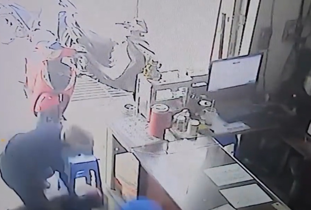 Video: Cái kết đắng của tên trộm xông vào tiệm cầm đồ 