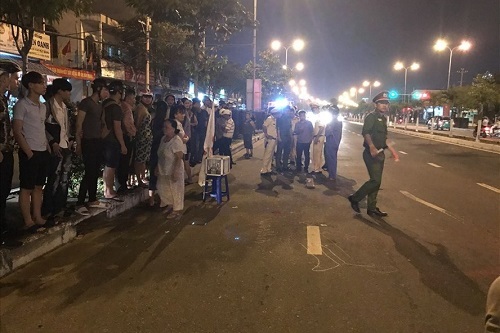 Người đàn ông đi bộ qua đường bị xe máy đâm tử vong