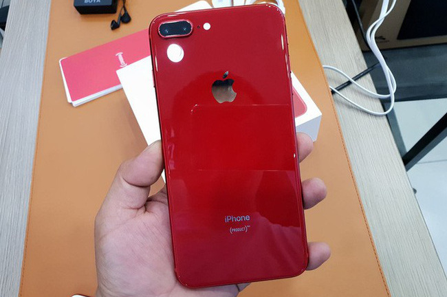 iPhone 8 Plus màu đỏ có giá khởi điểm 23 triệu đồng