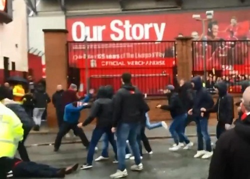 Quá kích động, hai fan Roma đánh chấn thương sọ não CĐV Liverpool