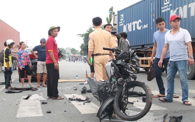 Xe máy tông trực diện vào ôtô, 1 người tử vong