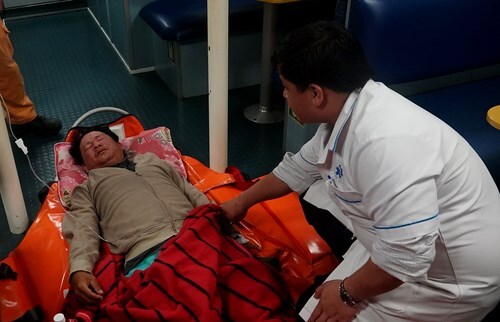 Tàu SAR 412 kịp thời đưa thuyền viên bị bệnh nặng trên biển về đất liền