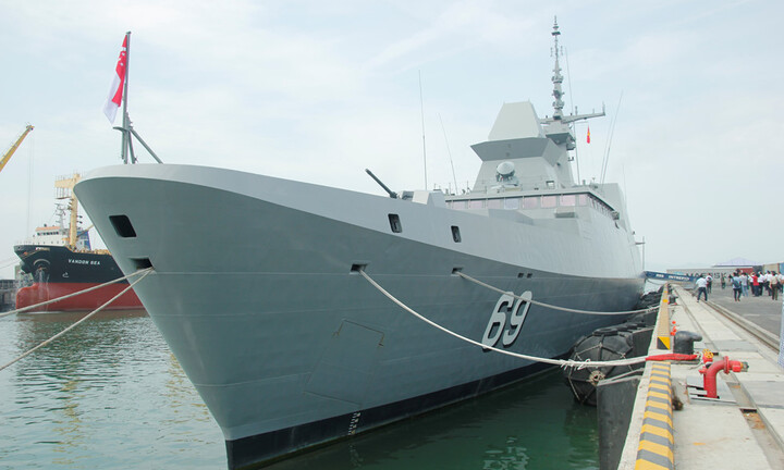 Tàu khu trục tên lửa của Hải quân Singapore cập cảng Tiên Sa