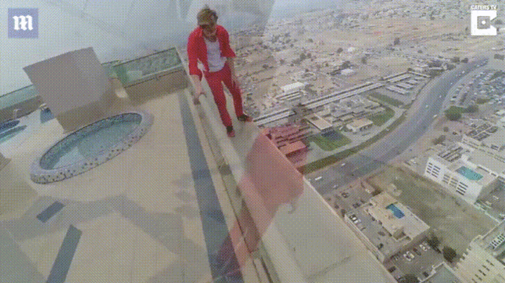 Video: Thót tim màn nhào lộn của 9x bên mép nhà cao tầng