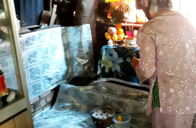 Hàng trăm người kéo đến thắp hương cho chiếc lò dính chặt dưới đất