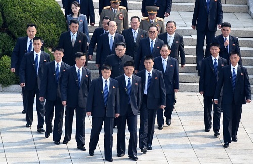 Ông Kim Jong-un và đội cận vệ tinh nhuệ theo sát trong hội nghị thượng đỉnh liên Triều