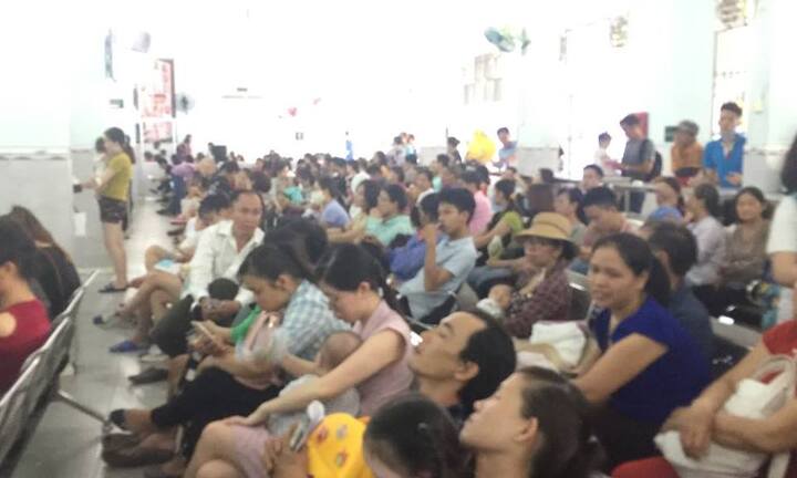 Đưa con đi tiêm chủng: Đặc biệt cần chú ý để con an toàn