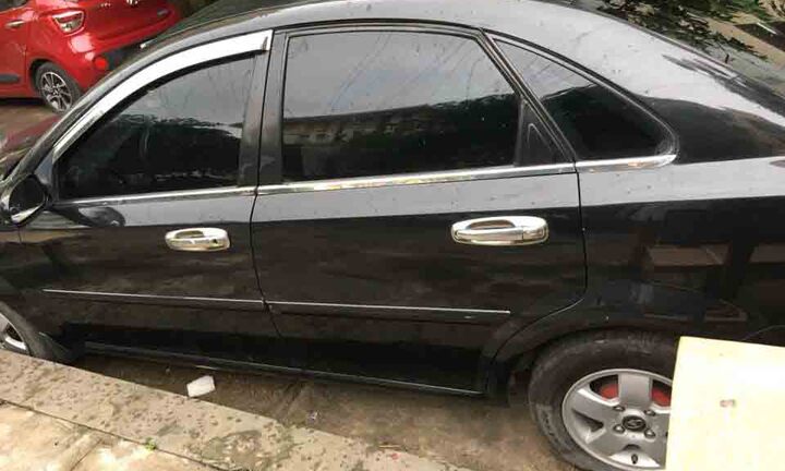 Hà Nội: Hàng loạt xế hộp bị rạch lốp trong đêm khi đỗ tại chung cư