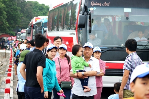 Bến phà quá tải, du khách xuống xe đi bộ gần 2km về hướng Cát Bà