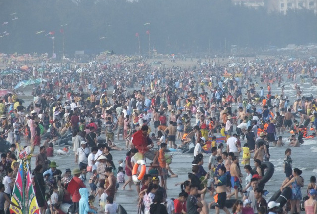 Thanh Hóa: Biển người chen chúc trong ngày đầu nghỉ lễ ở Sầm Sơn